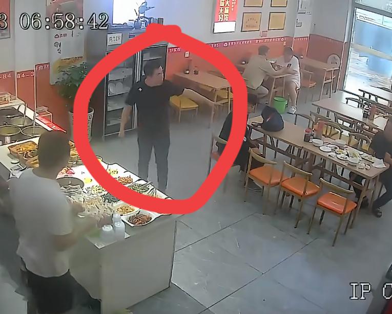 奇葩男子吃剩的包子竟然要退，直接把早餐店老板整不会了。图中穿黑衣的男子吃完早餐，