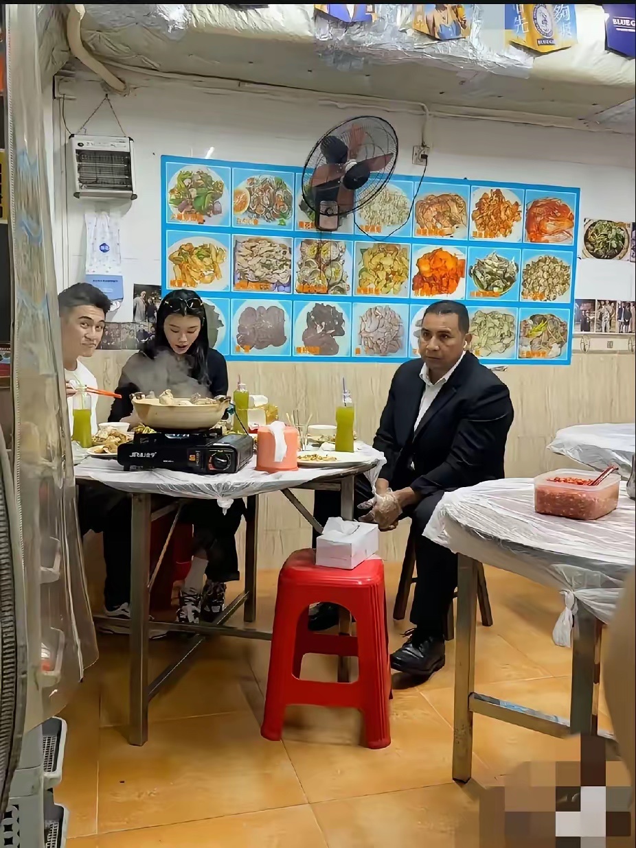 天呐！万万没想到啊！这么有钱的人也会来这种小苍蝇馆吃饭！这也太接地气了吧？ 