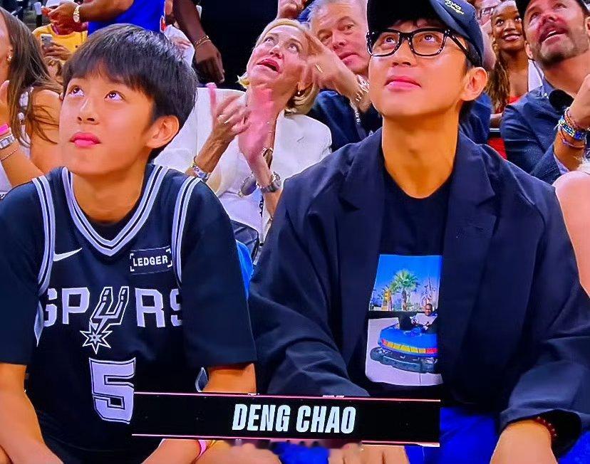 邓超带儿子等等观战NBA总决赛，网友说他还没等等稳重，我要笑鼠了！！等等太帅了