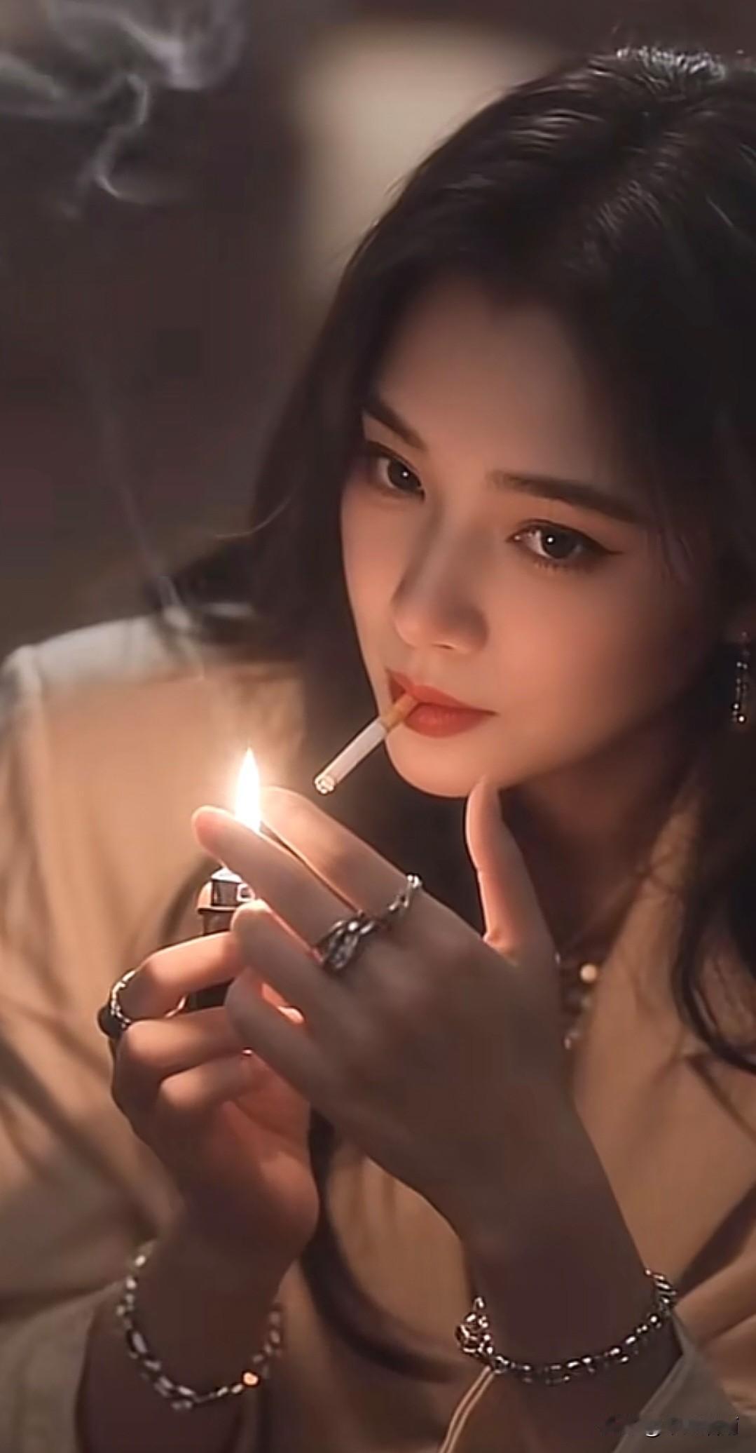 红叶满庭人倚槛，一池寒水动秋山。