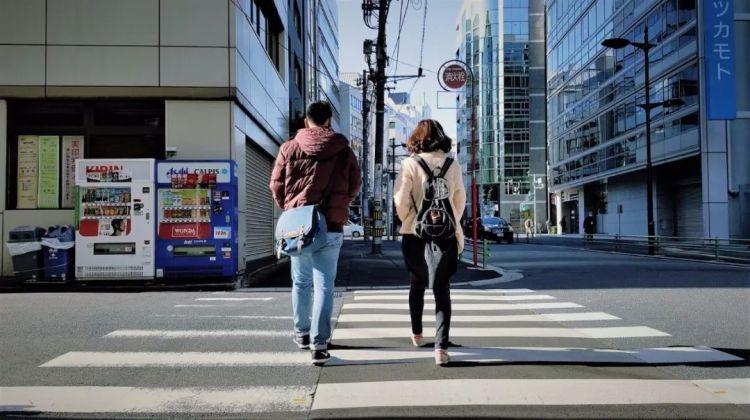 日本年轻人躺平摆烂，是因为老人把时代福利吃干抹净了！

一个正常国家，从来不会让