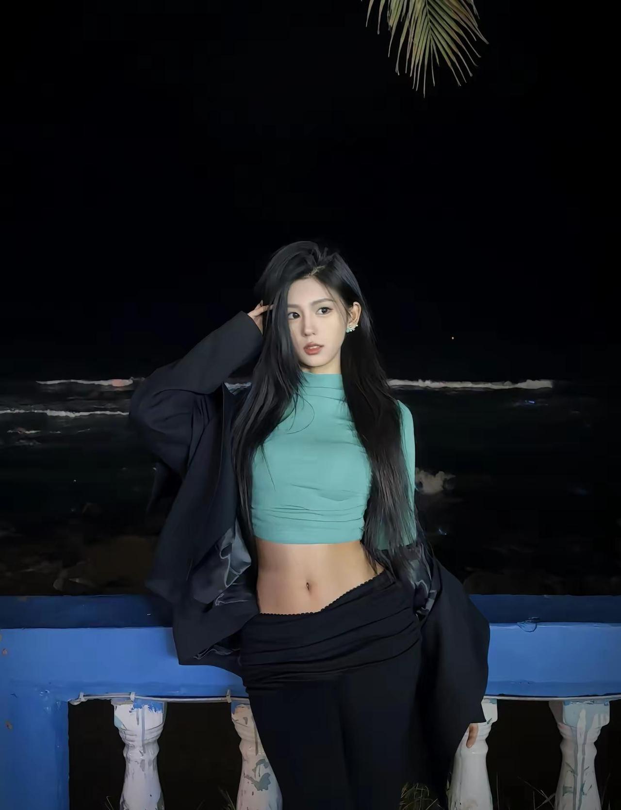 人们总是会爱上反季节的东西。甜裁张一桐 ootd