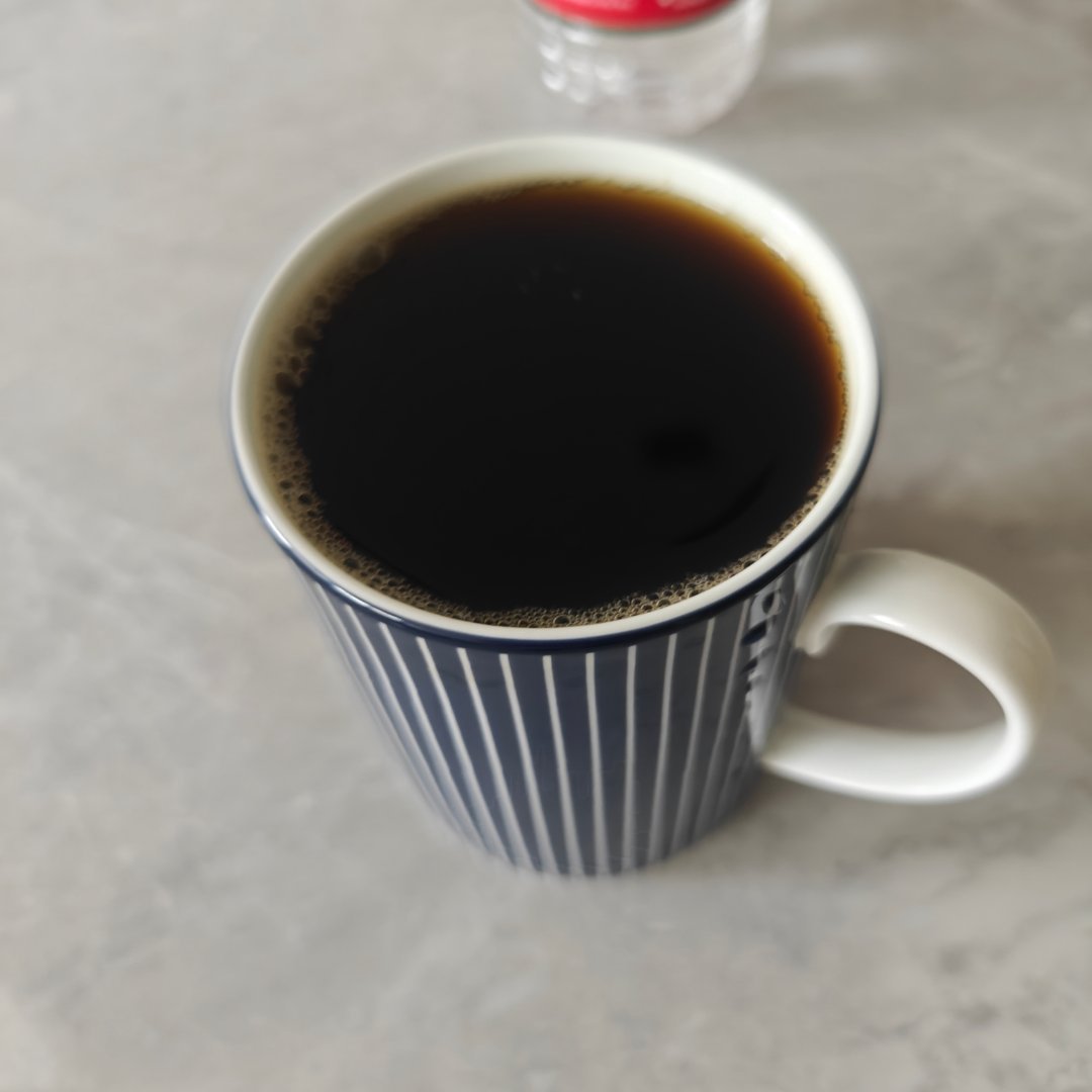 在晨光中悠闲品尝第一杯咖啡，感受香醇浓郁的惬意时光。在咖啡香气的弥漫中，一天的美