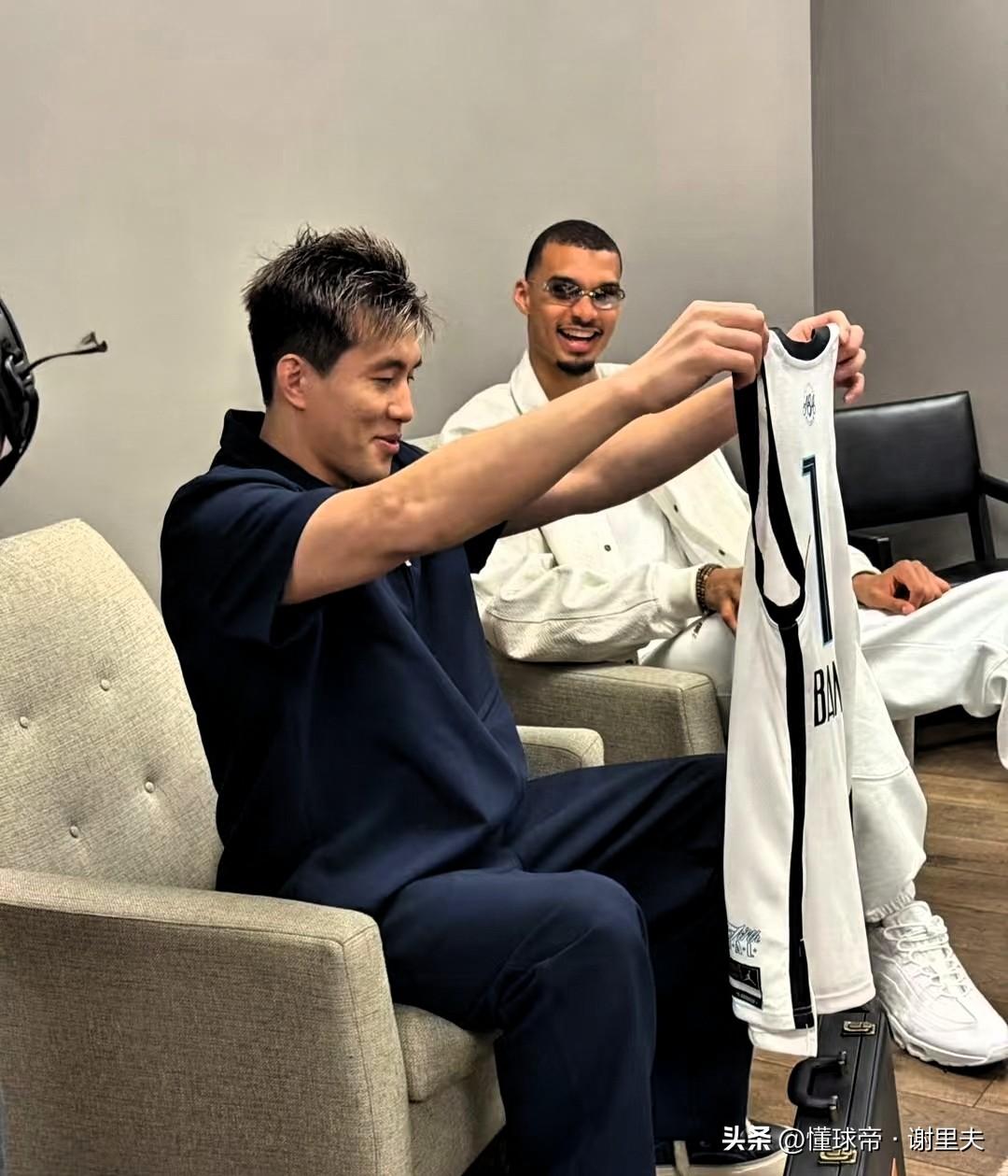 做对三件事！郭艾伦依然还可以回辽宁退役球衣，事在人为。
第一：郭艾伦约小刘总吃顿