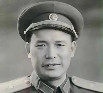 1946年，解放军为投诚的2000土匪设宴接风。席间，匪首脱下大衣，顺手挂到墙上