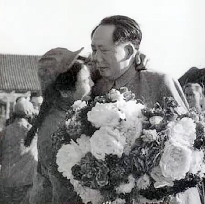 1952年5月，有一位名叫解秀梅的女战士，她作为志愿军的代表，向毛主席献上怀中的