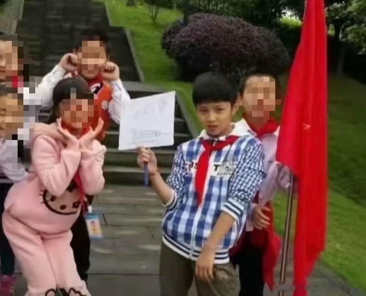 刘耀文西瓜头旧照刘耀文西瓜头刘耀文西瓜头，可爱，