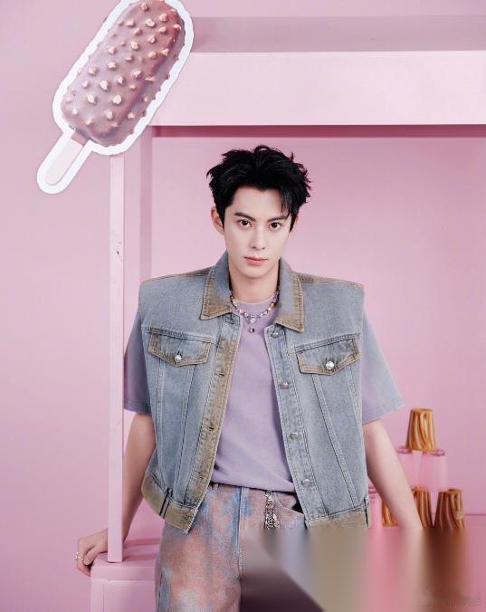 王鹤棣给王彦霖的女儿寄了60多件衣服！ 王彦霖在网上晒了一件事情，说王鹤棣问自己