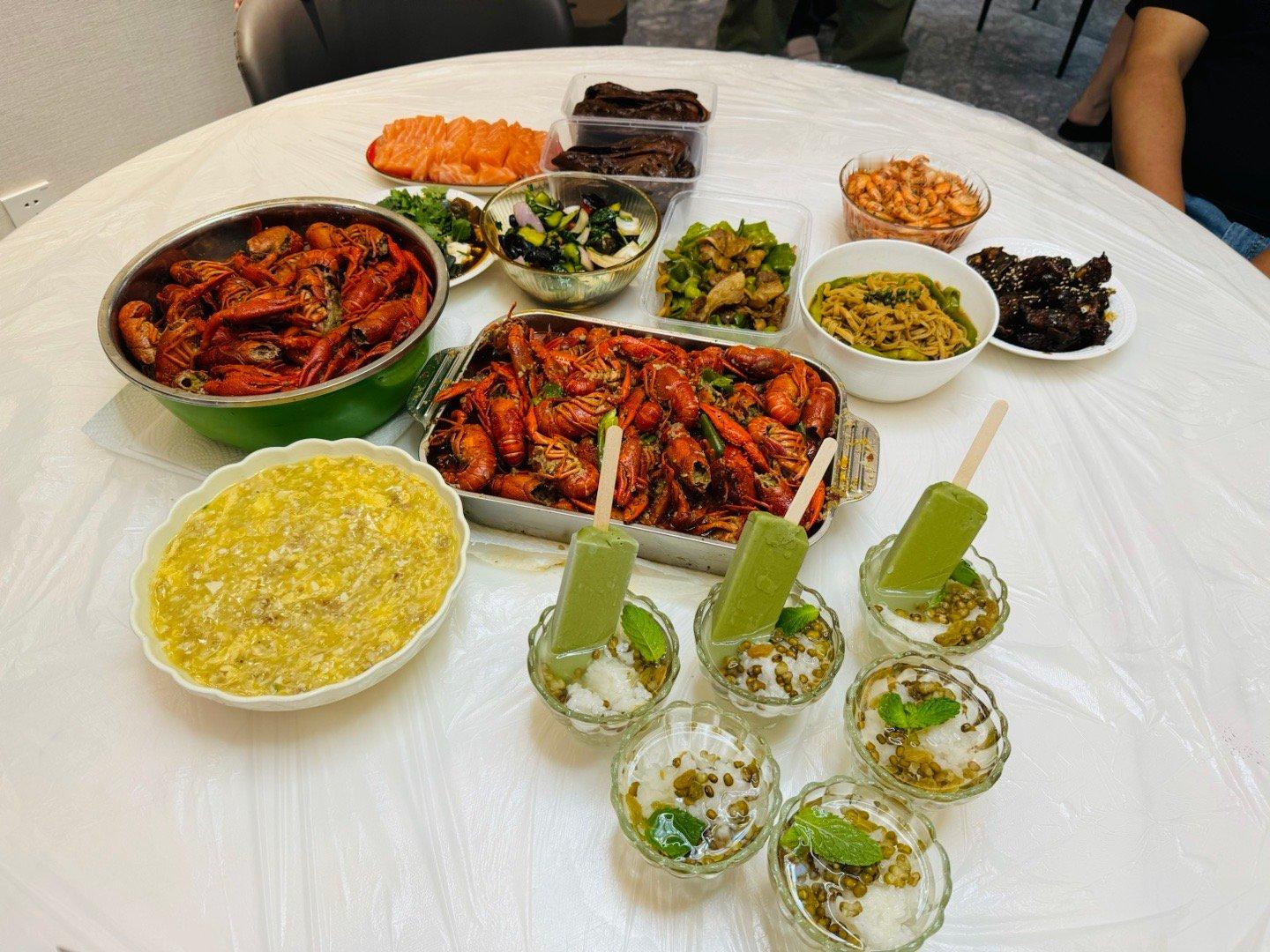 和谐社会 从邻里和谐关系开始每周必有邻居请吃饭[嘻嘻]每晚没事组团遛娃、偶尔还会