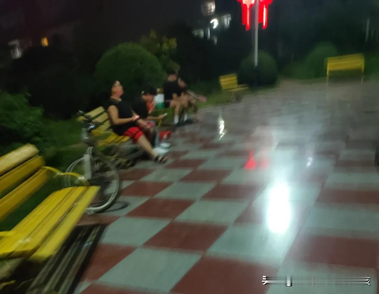 我发现是暑假了，可是小区院里都是小孩子们家长看着，五六年级，还有初中的孩子都不见