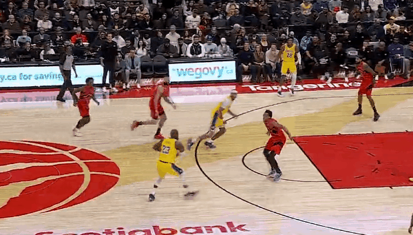 三角进攻！湖人这次进攻真精彩！
在今天NBA常规赛湖人对阵猛龙的比赛的第二节中，