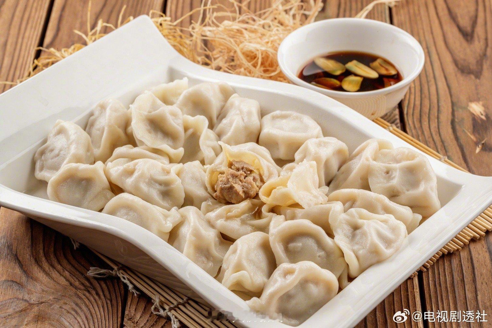 冬至  冬至到了，是一年中昼最短夜最长的一天，北方冬至吃饺子，南方冬至吃汤圆，你