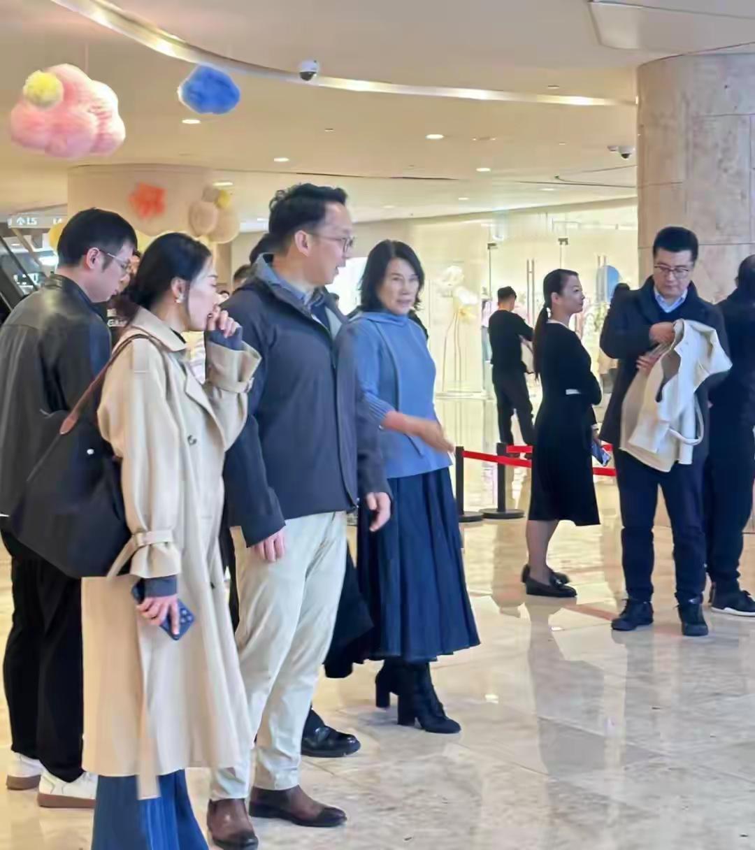 1月11日，董明珠现身南京德基商场，穿灰色高领毛衫搭配蓝色长裙，脚踩黑色粗跟小靴