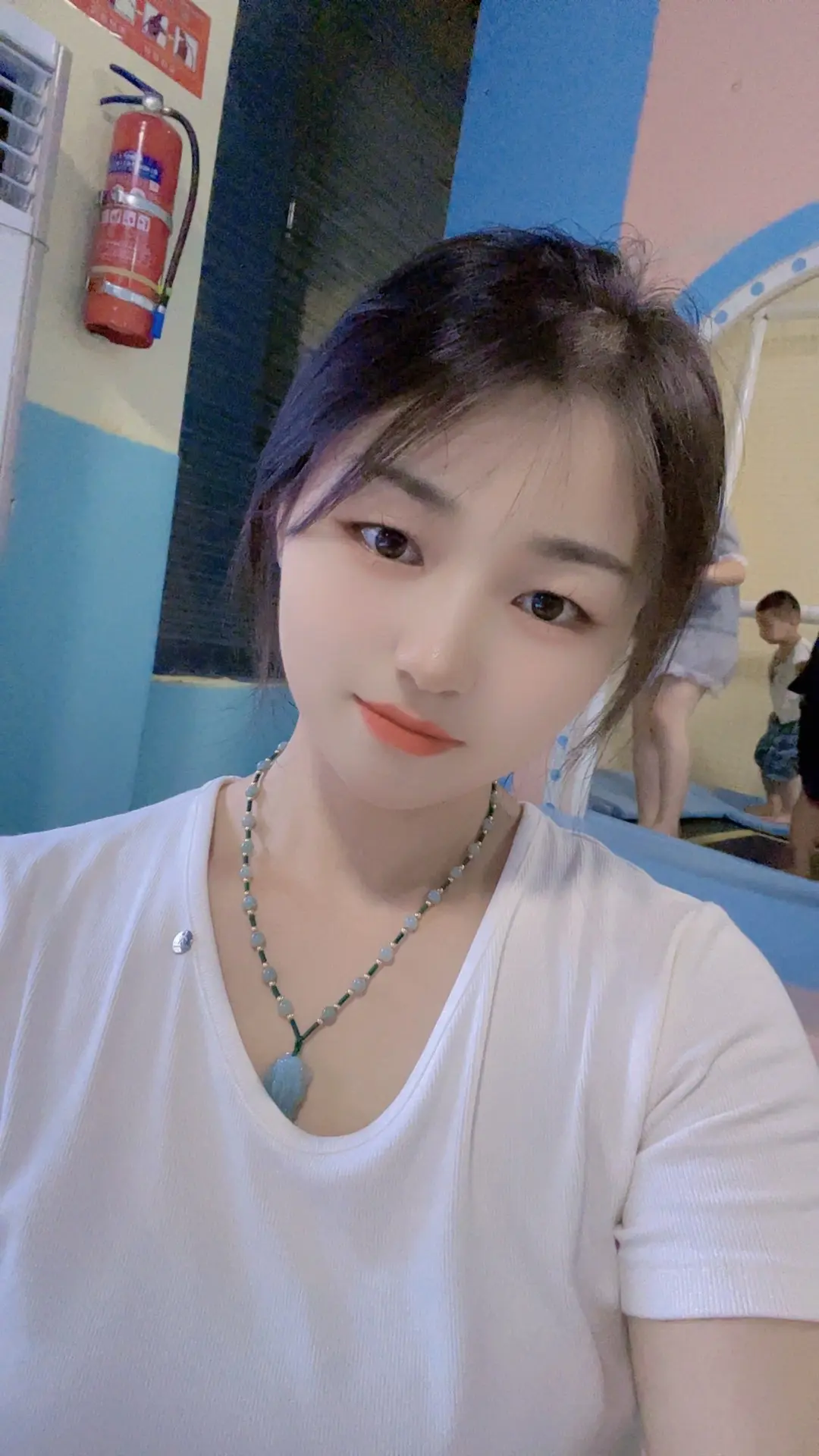 三十多岁了，看到大街上的小女孩，真羡慕这个年纪，不是羡慕她们的年纪小...