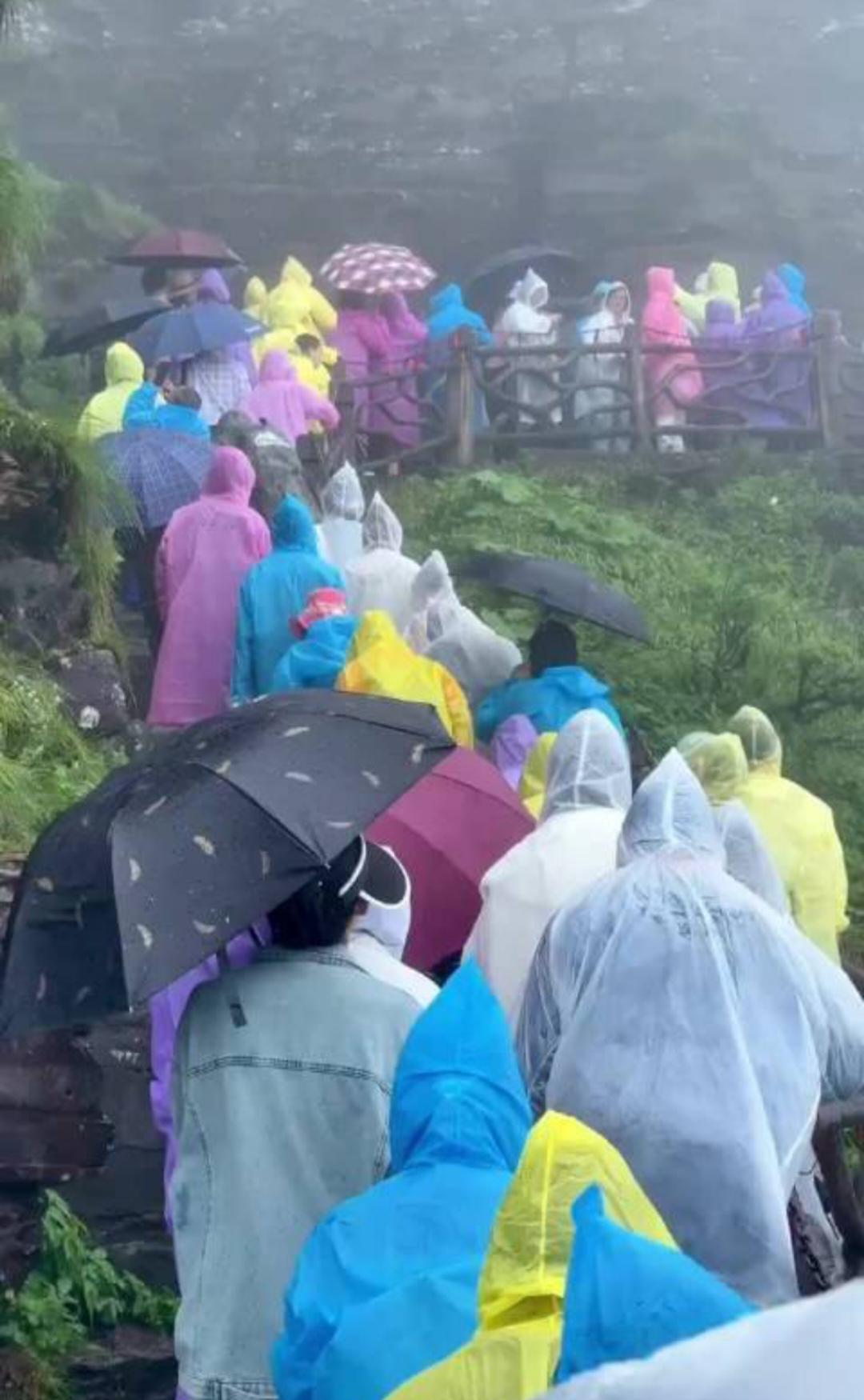 白色雨衣为何成登山“隐形杀手”？安全与美观该如何抉择？
近期，户外圈热议“爬山不