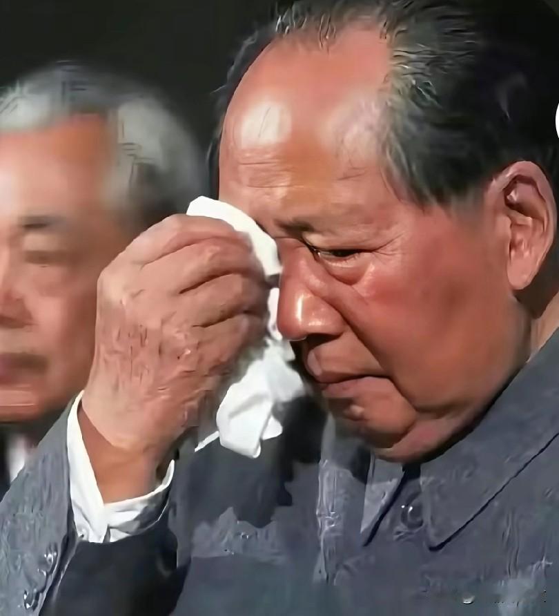 伟人擦眼泪的照片：曾让无数人动容，是共和国永恒的历史记忆！

1952年的中南海