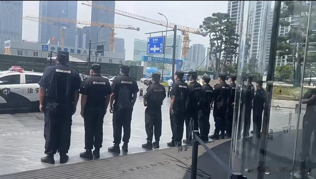 闹大了！极氪维权现场！我看了网上的联名信，也不知真的假的，每个人要求给5万，每月