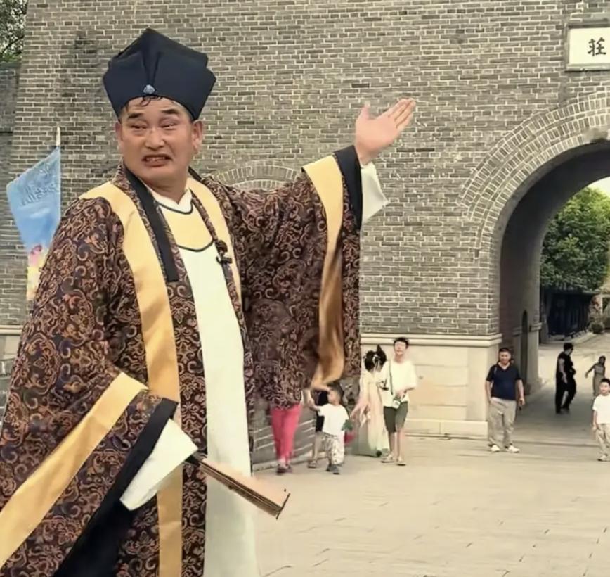 朱之文台儿庄当庄主，不装不作引发点赞，一个草根明星带火了古城
8月29日台儿庄古