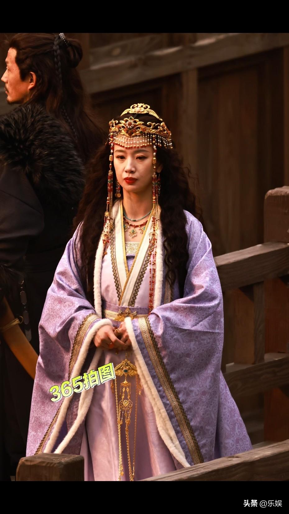 刚刚何不同舟渡李梦➗上新一个有外套版本
据说：这个角色是异国公主，也是个权谋野心