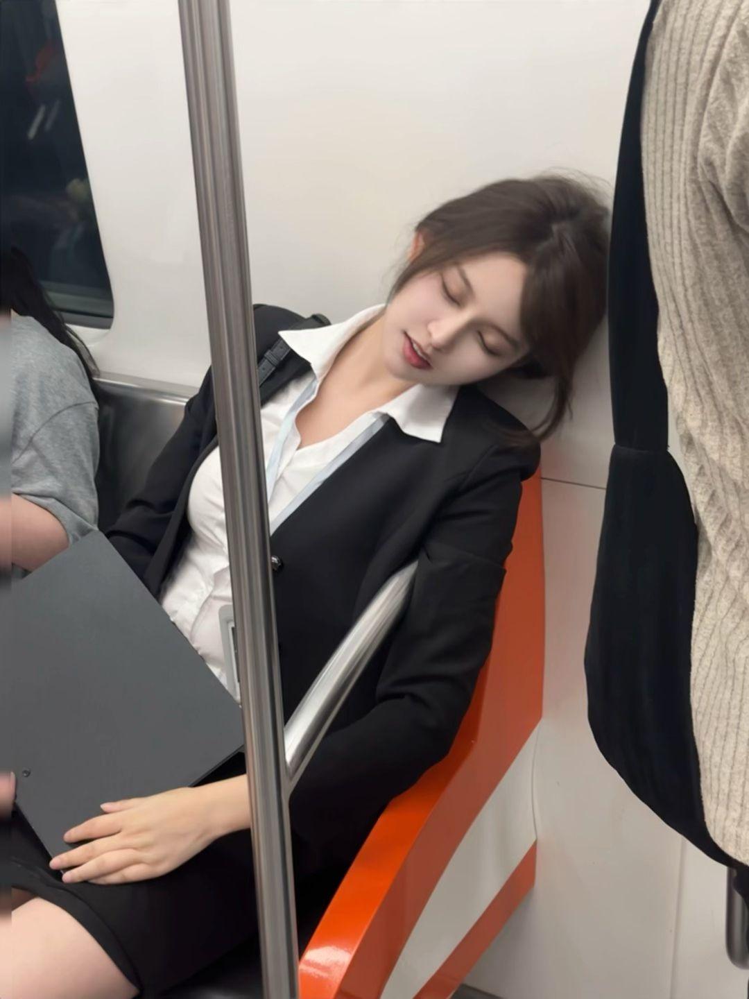 纵此生 也不过百岁 何必沾惹 愁滋味 莫叹去日不可追 来日犹可为 此生...