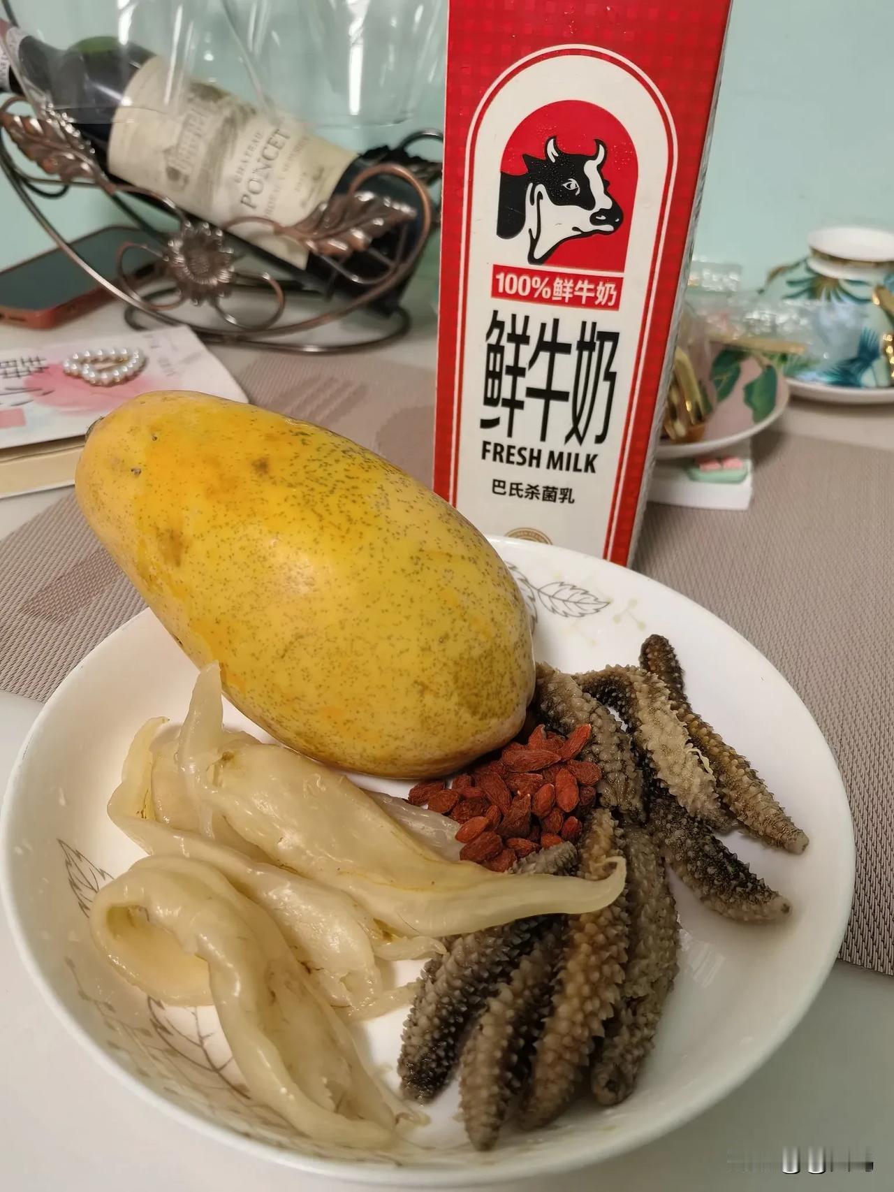 又到周末讲饮讲食时间

女生最爱的滋润养颜美食：《牛奶炖花胶海参木瓜》。