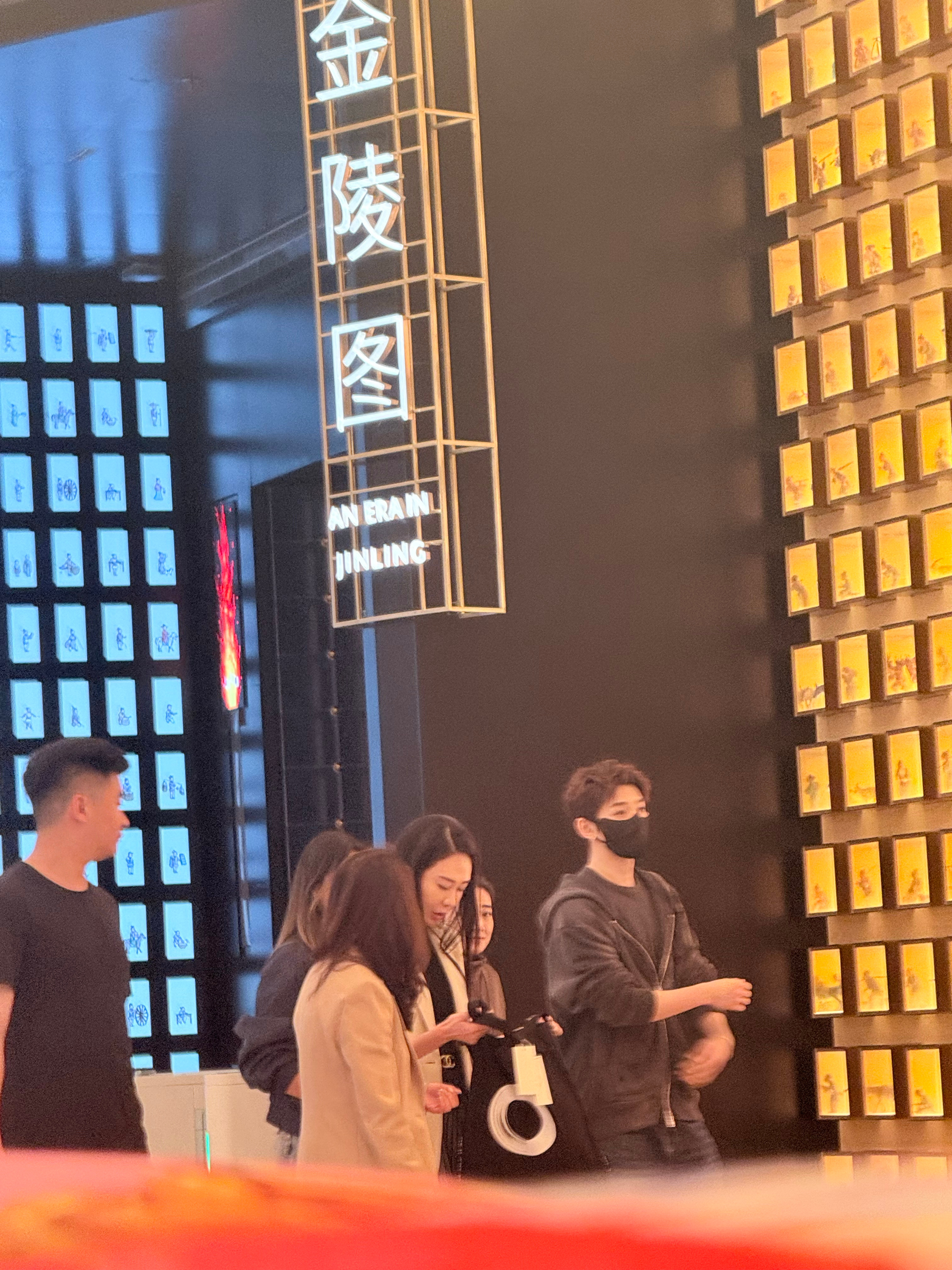 邓为为在看展 羡慕可以偶遇他的路人 