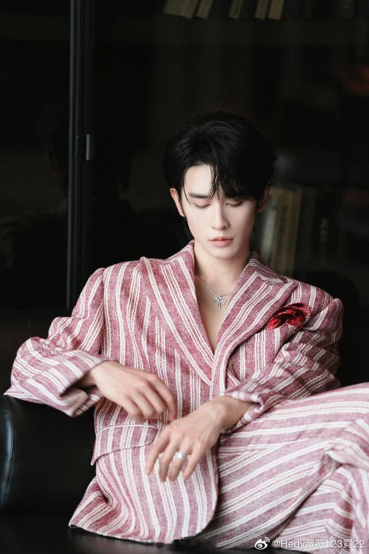 啧啧，不愧是川渝男孩👦🏻，嘴巴不紧吧啦吧啦会说以外，这颜值这身材也是绝流了！