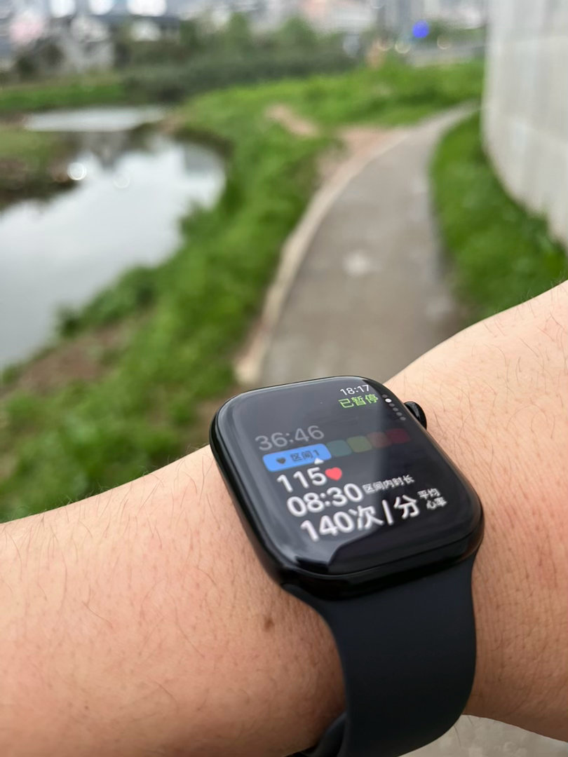 趁着雨停了，沿着河边小径跑个步。 