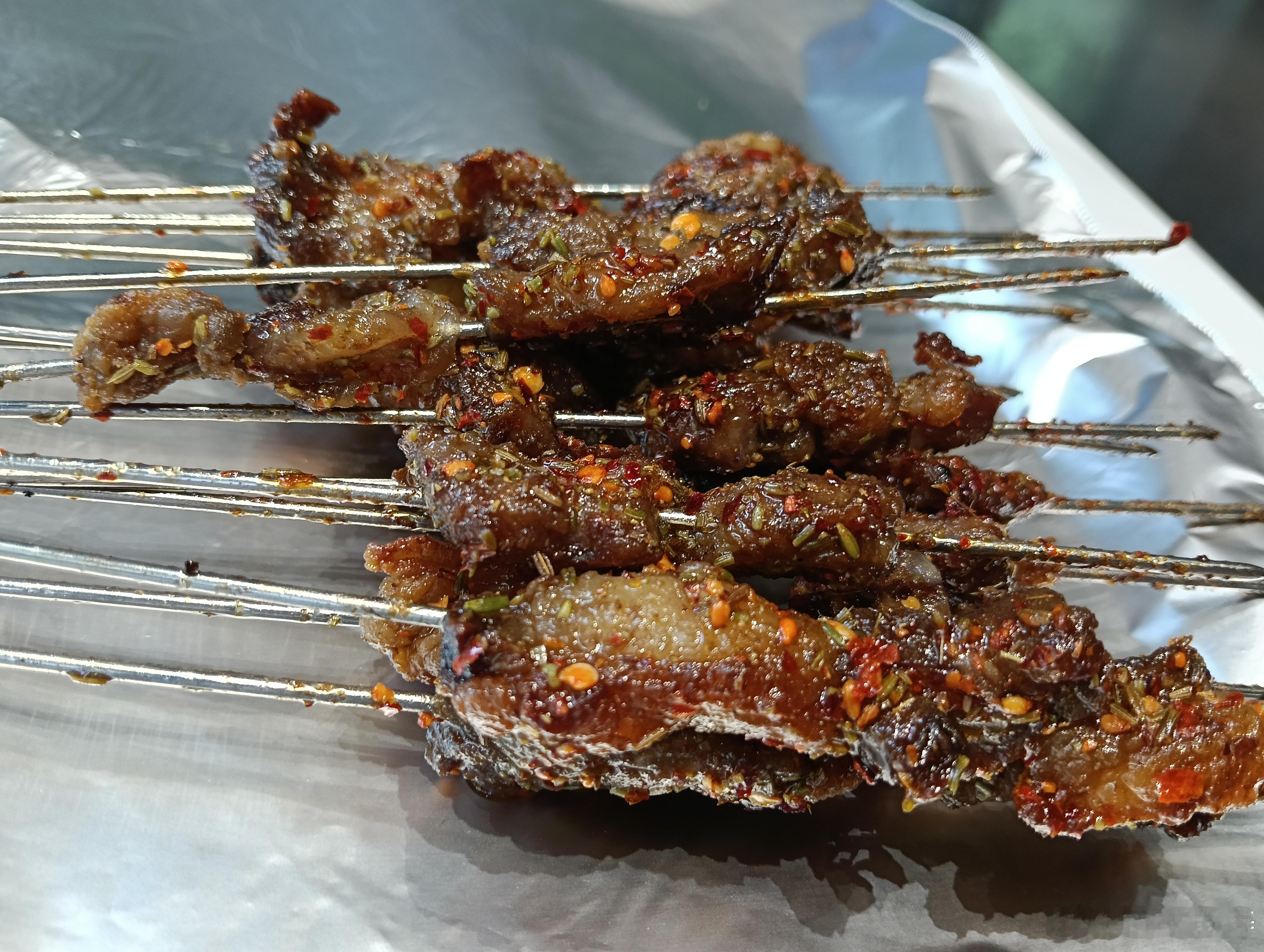 【一个人的午餐】一小碗包谷糁稀饭、一小碗红豆稀饭、一小碗白米饭、15串烤肉筋、一