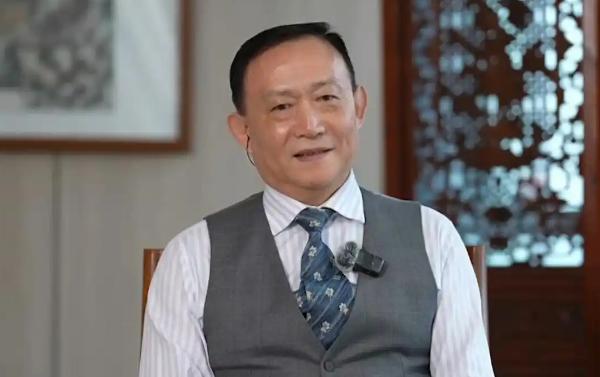 卢麒元急了：AI再不接管税务局，人民币要出事

这位从财政部出来的老将，在香港管