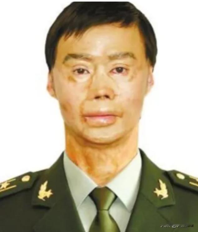 1995年，一名解放军战士在乘车回部队的途中，劝司机不要停下加油，但司机执意停下