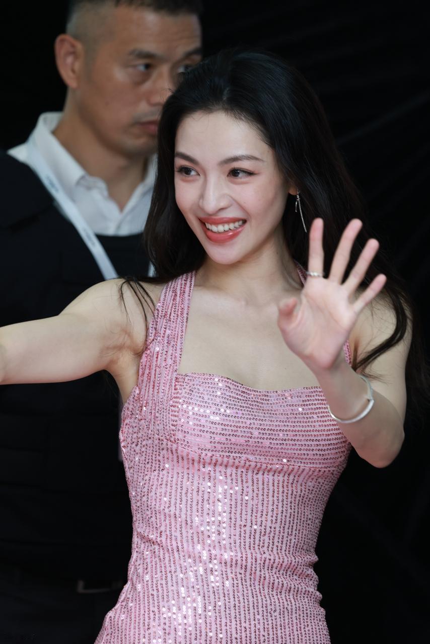 最近钟楚曦现身广州，她穿了一件粉色的吊带裙，大秀完美身材，气质超好。

她是个很