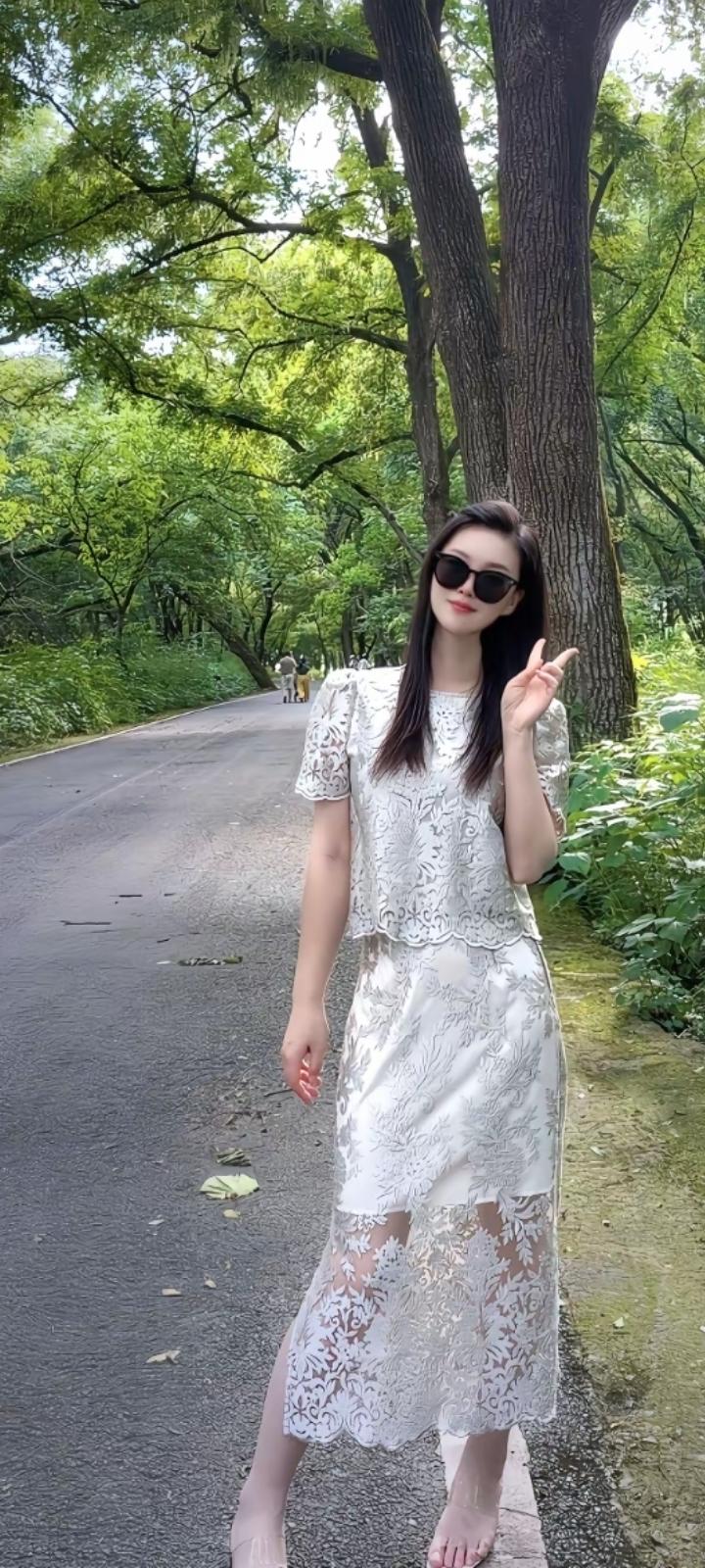 爱意平平无奇，唯独对你，赤诚且热烈，专一且长久。