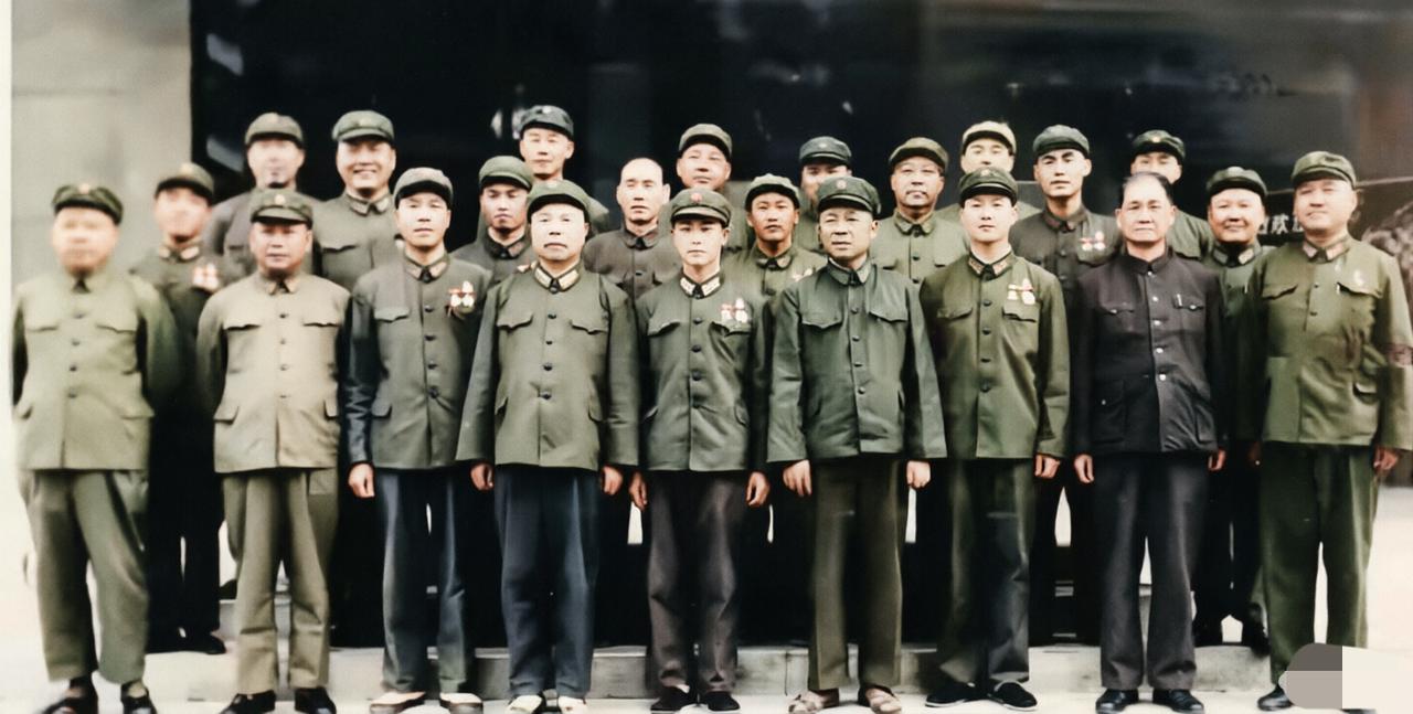 1977年，兰州军区新一届军政班子集体留影，我敢打赌，照片中，一众开国元勋，如果