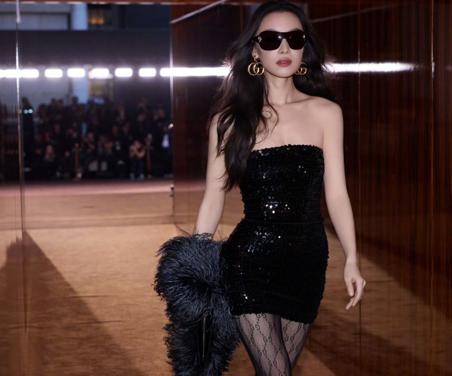 倪妮的黑天鹅长裙造型堪称时尚经典，将优雅与高贵诠释得淋漓尽致。深邃神秘的黑色长裙