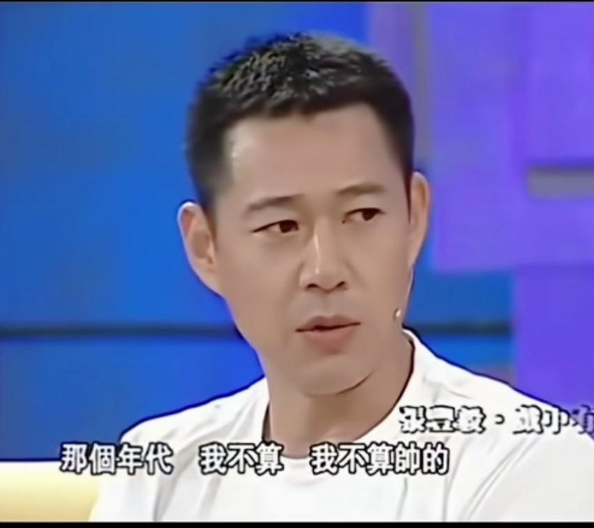 张丰毅是一个很帅很Man很酷很硬朗很挺拨的一个男人，可他自己并不承认他是一个很帅