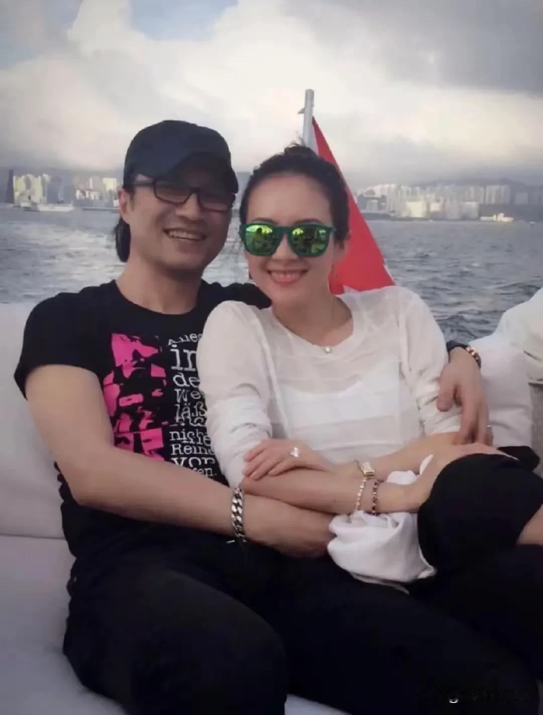 章子怡含着眼泪说，她婆婆是肝癌去世的，记得那时候她刚生完儿子没有多久。有一天他把