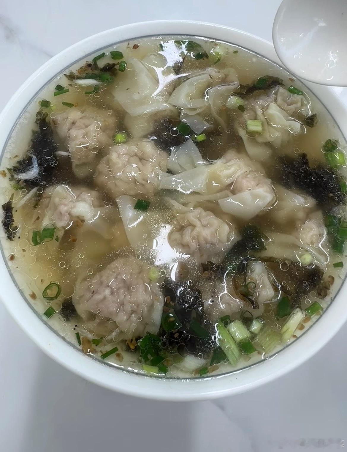 早上来碗热腾腾的馄饨 