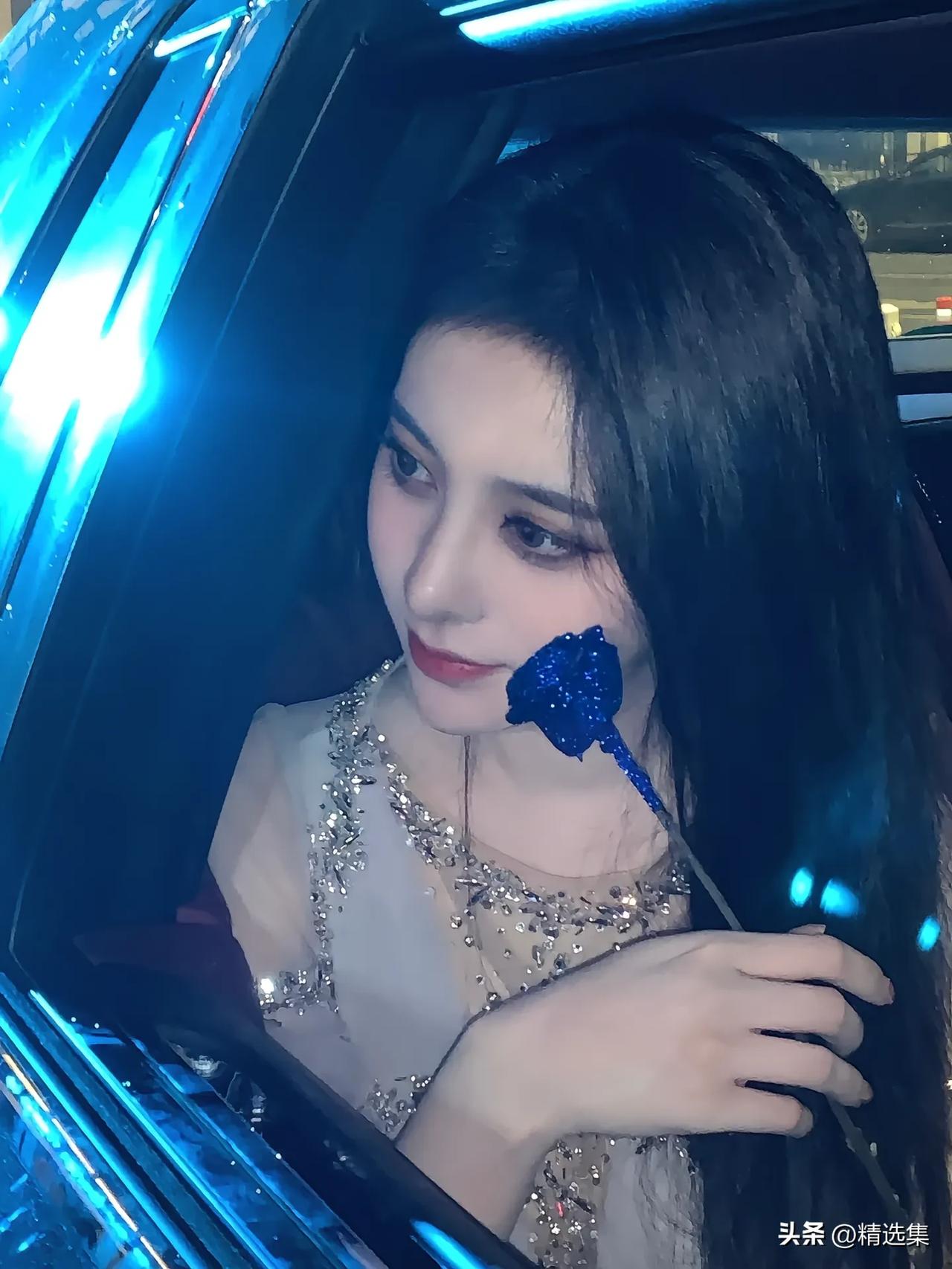 月色如银，美人如画。