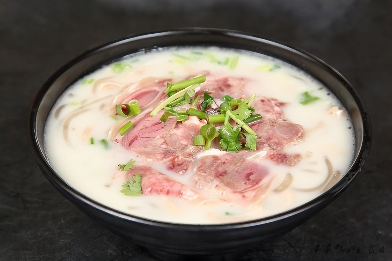 羊肉不要直接炖，放这些材料，羊肉汤白肉嫩，一点膻味都没有真香
炖羊肉汤要选择羊腿