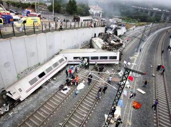 我坐过西班牙的高铁，就是画面中这样晃，走路必须拉着扶手否则容易摔倒。

中国的高