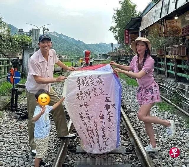 林志玲在2024年11月29日50岁生日时分享了一张照片，她、丈夫AKIRA（黑