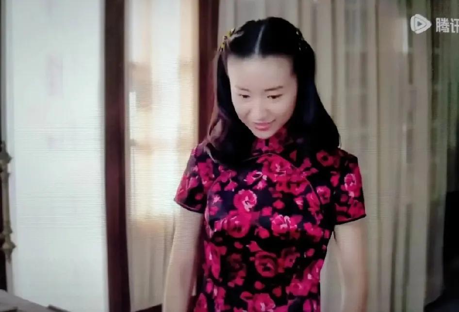 花开如梦，娴真好看
这个造型，发型减龄，旗袍漂亮
尽显优雅女神姿态美
当时的她，