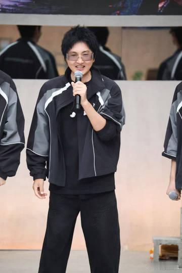 孙楠披哥主题曲c位披荆斩棘直播 披荆斩棘直播放出主题曲舞台，孙楠c位演绎，他的高