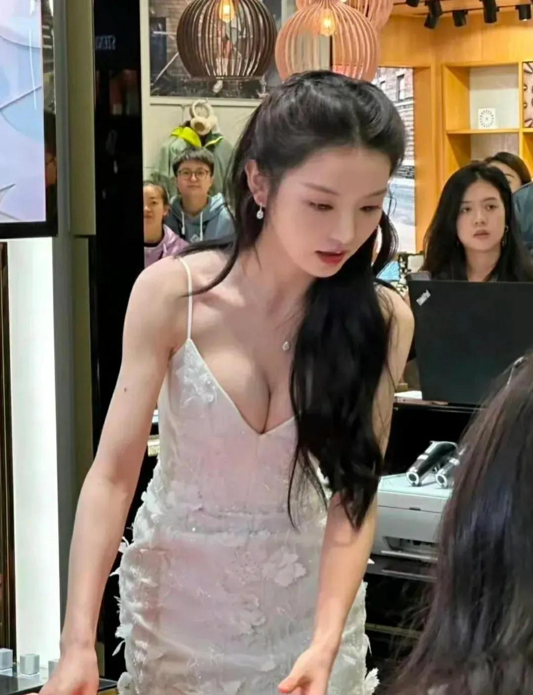 才知道女朋友第一次给了前任，我们刚订婚，马上要结婚了，我很介意怎么办？

我跟女
