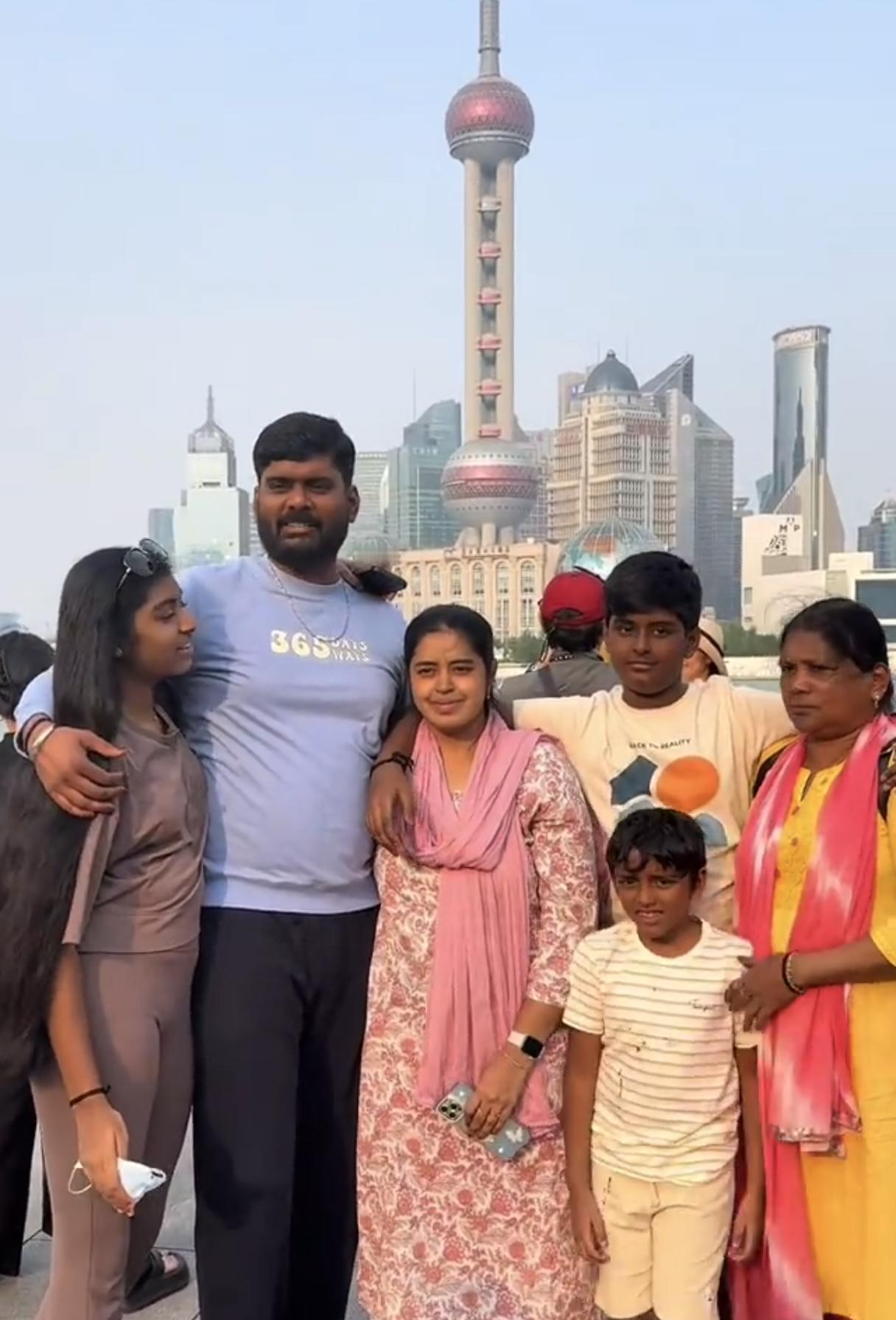 你看这印度一家人,就这样拖儿带女来了上海[捂脸]！虽说签证时间不长，可瞅这家人的