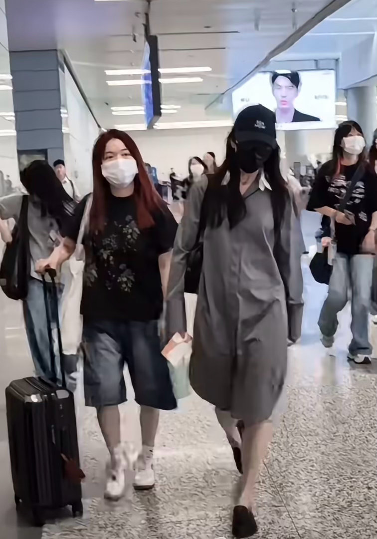 王鸥官宣独自养女后首次现身王鸥机场路透来啦！官宣独自养女后的首次公开露面，松弛穿