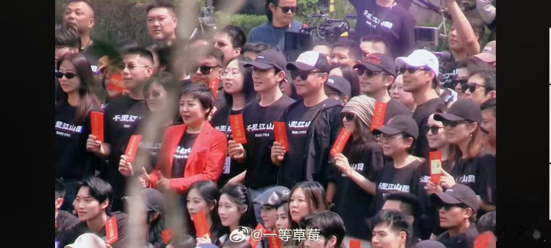 朱一龙千里江山图开机图朱一龙千里江山图开机照朱一龙《千里江山图》开机照，可以可以