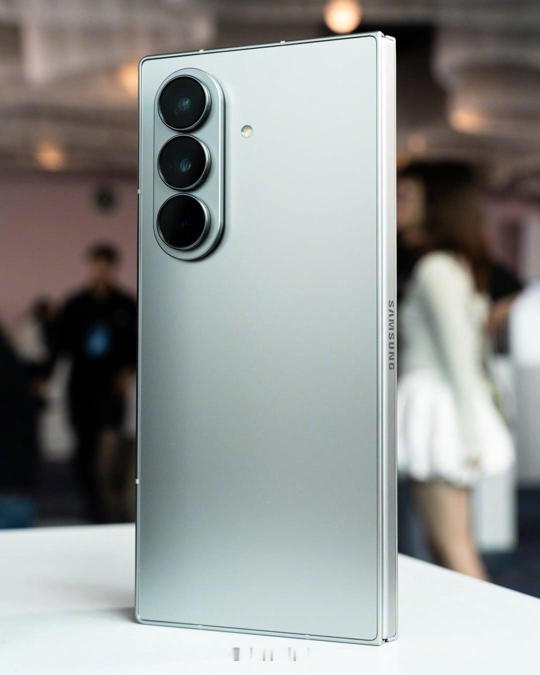 三星 Galaxy Z Fold 7外观抢先看，重量215克，比s25u还轻，感