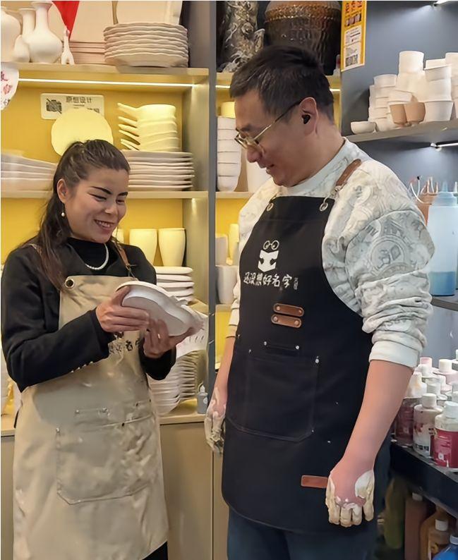 好消息！
云昊和姚家妞妞空降景德镇，陶瓷专场直播明天开启，家人们速来蹲守，如有心